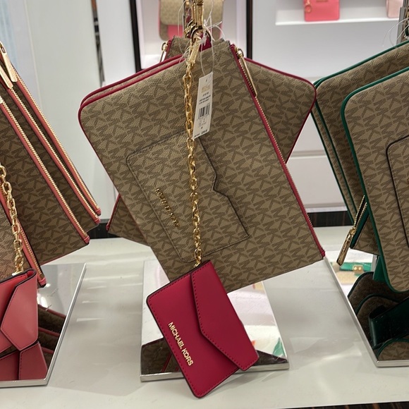 MICHAEL KORS JET SET ITEM LG 2 in 1 CARD CASE & WRISTLET
Carmine Pink
NWT - Picture 6 of 16